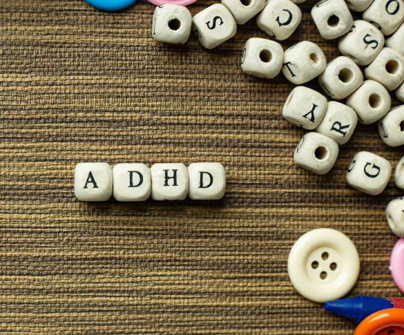 קוביות עם האותיות ADHD, קשב וריכוז בילדים